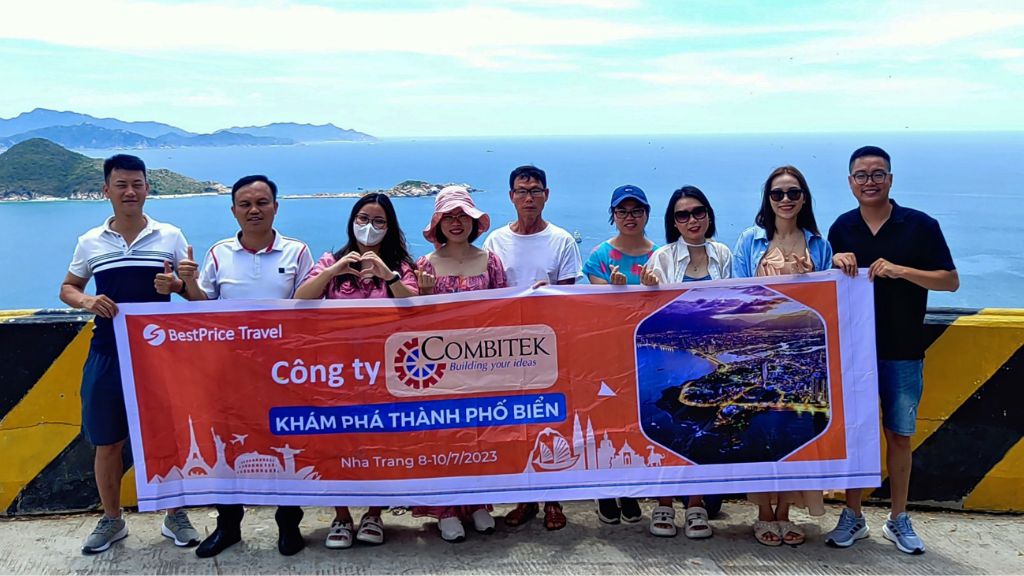 Đoàn chụp ảnh lưu niệm cùng nhau tại bãi biển Nha Trang