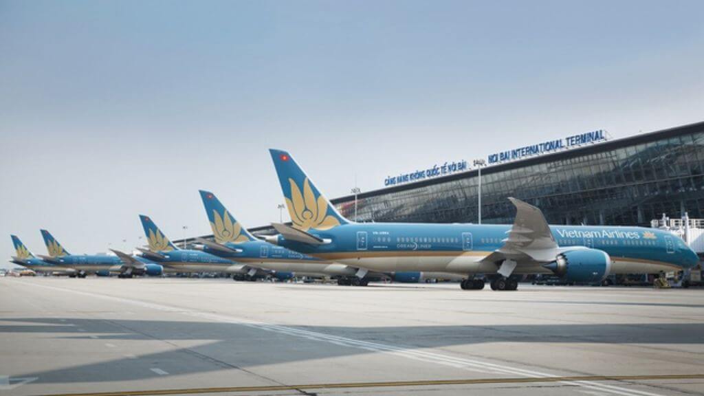 Du khách bay hãng Vietnam Airlines trở về Hà Nội