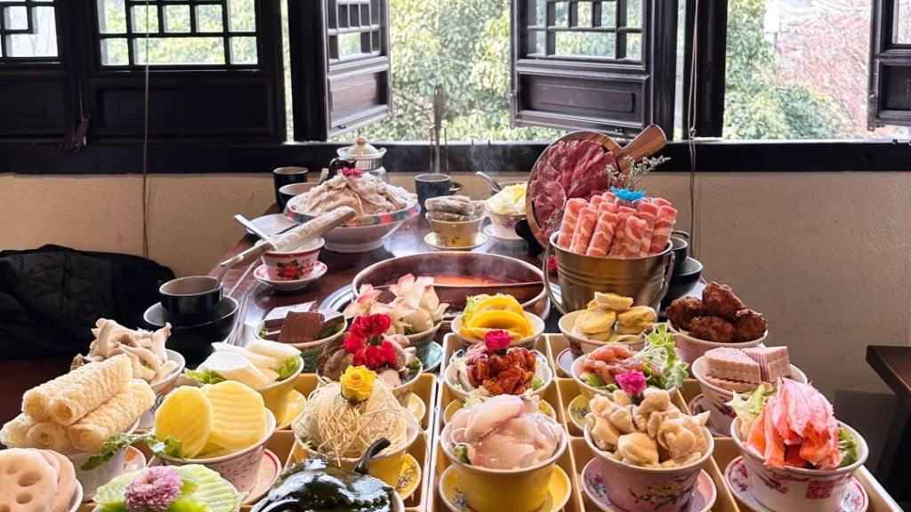 Đoàn thưởng thức món lẩu Ô Trấn với hương vị đặc trưng