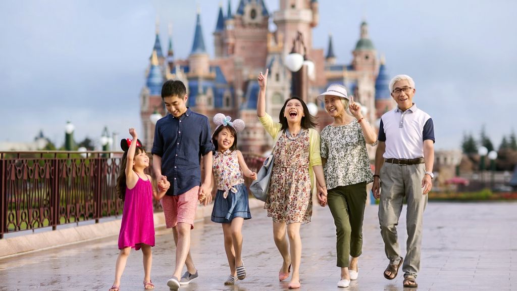 Du khách chụp hình tại Disney Thượng Hải
