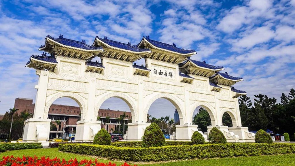 Du khách tìm hiểu về đài tưởng niệm Trung Chính