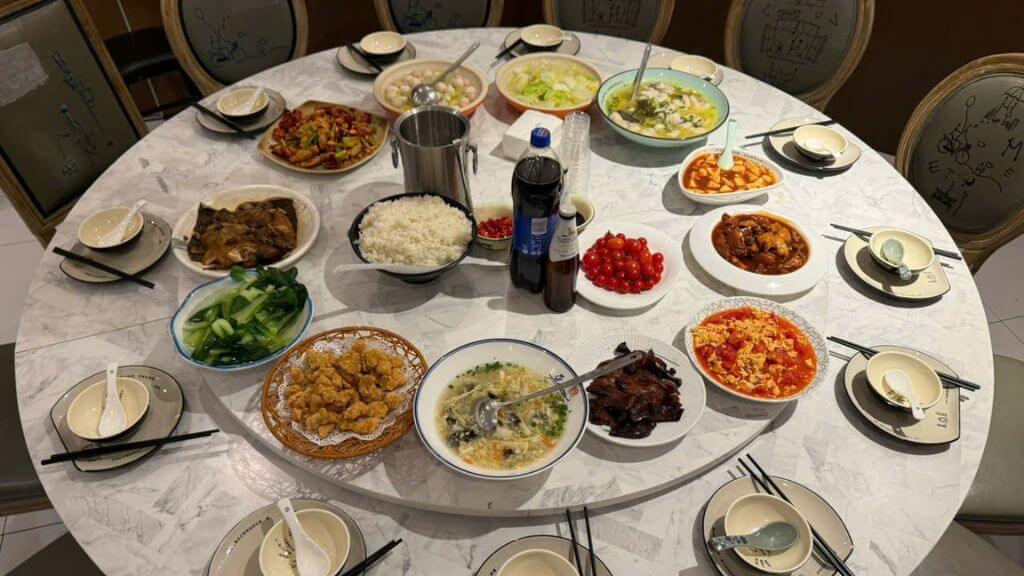 Bữa ăn trong tour Bắc Kinh Thượng Hải tại Vietpower Travel