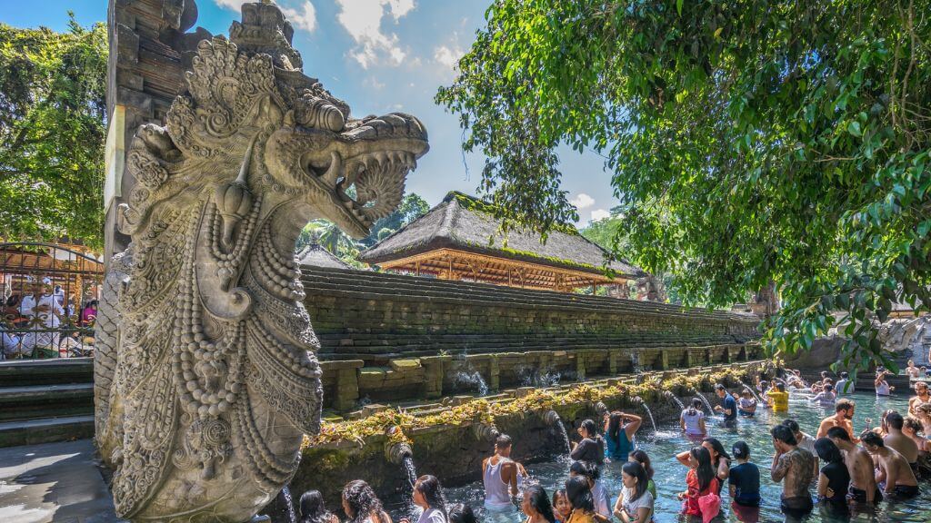 TIRTA EMPUL ngôi đền nước thiêng của người Hindu