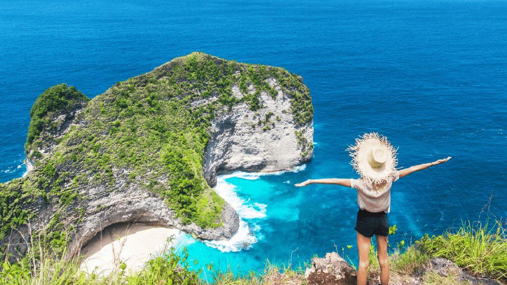Kelinking Beach Sống lưng khủng long biểu tượng của Nusa Penida