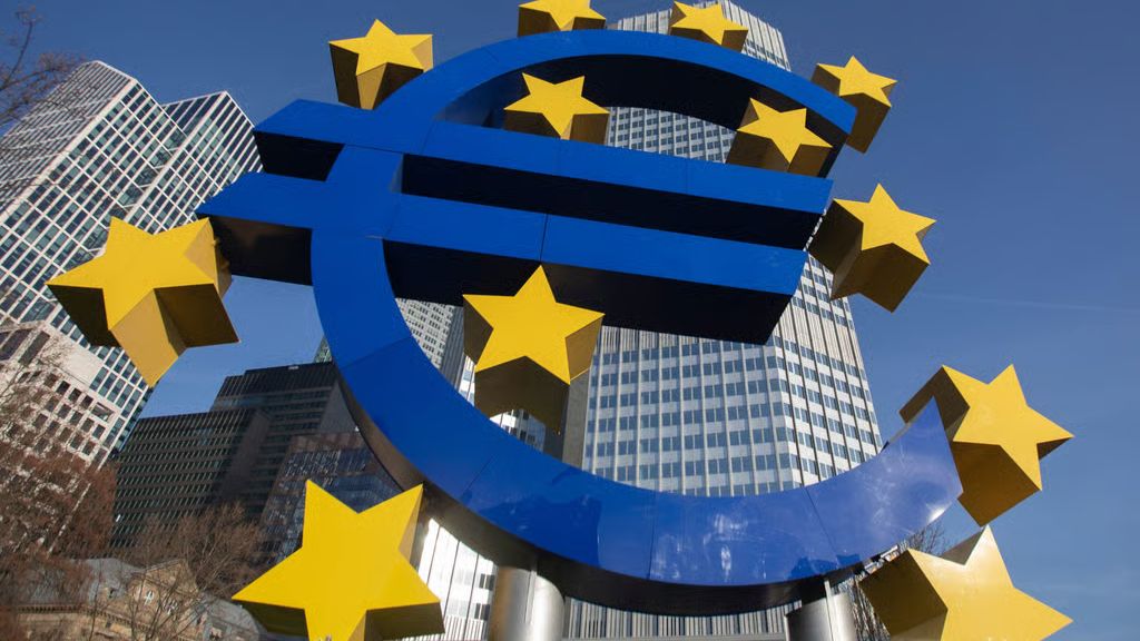 Euro Statue - bức tượng vinh danh đồng tiên chung châu Âu