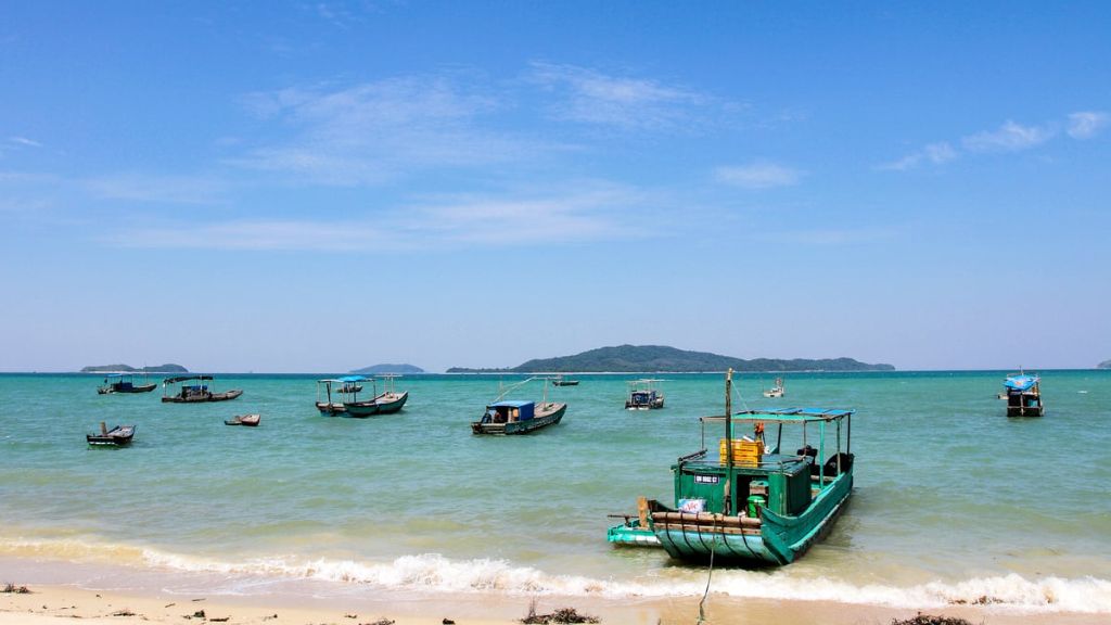 Đảo Cô Tô con với làn nước trong xanh