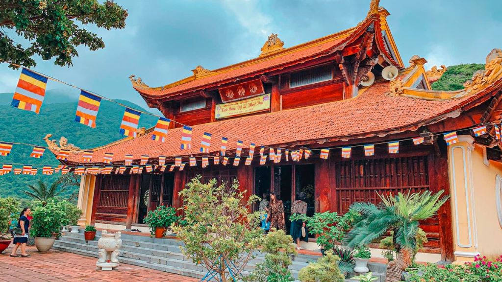 Khung cảnh bình yên tại Chùa Vân Sơn