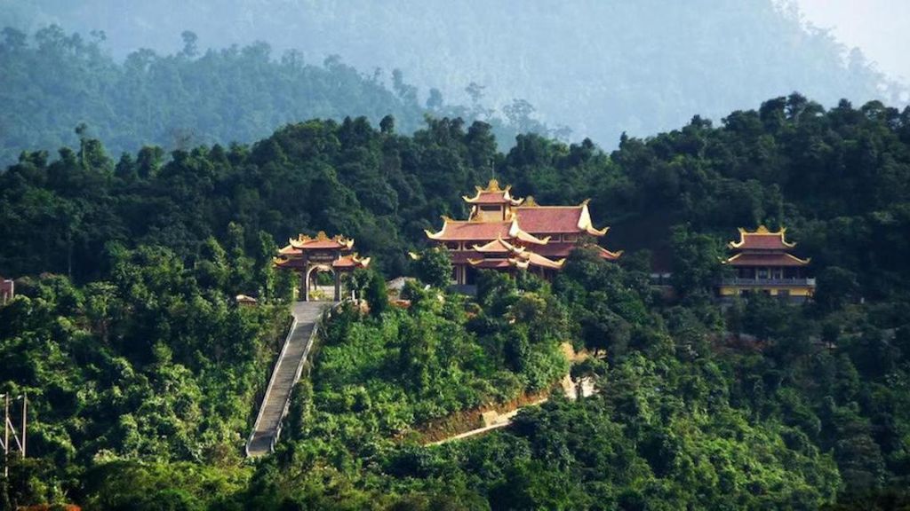 Thăm quan ngắm cảnh tại Thiền Viện Trúc Lâm