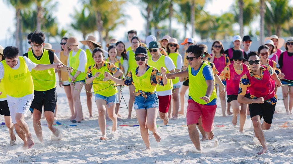 Mọi người hào hứng tham gia teambuilding