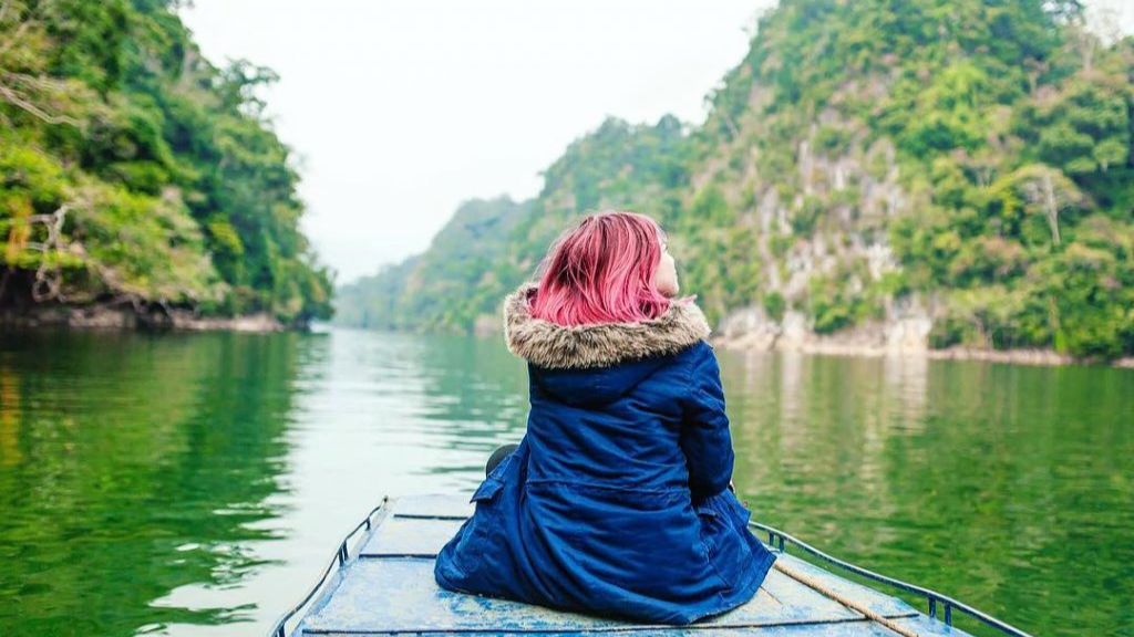 Trải nghiệm ngồi thuyền tham quan hồ Ba Bể