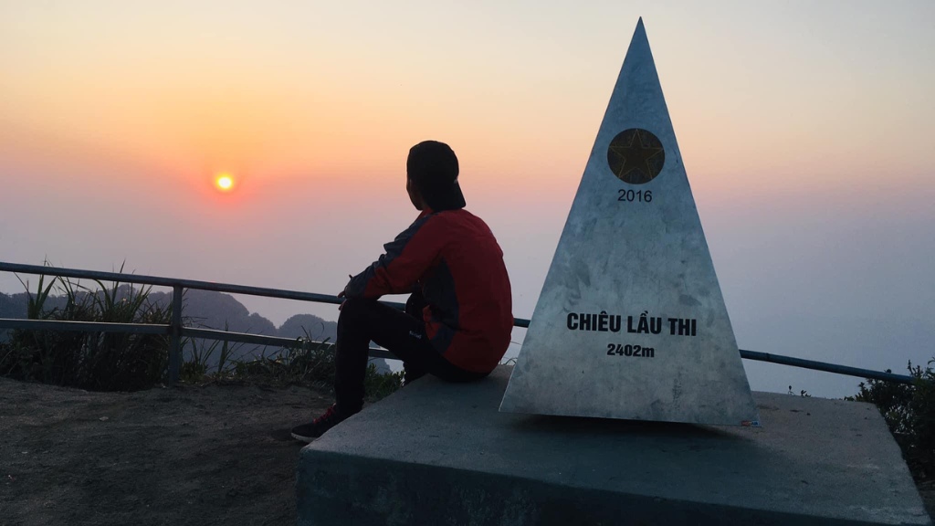 Đỉnh Chiêu Lầu Thi địa điểm ngắm hoàng hôn không thể bỏ qua trong tour Đông Tây Bắc 4N4Đ