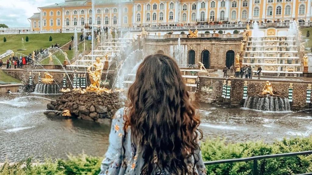 Du khách checkin tại Cung điện Mùa hè