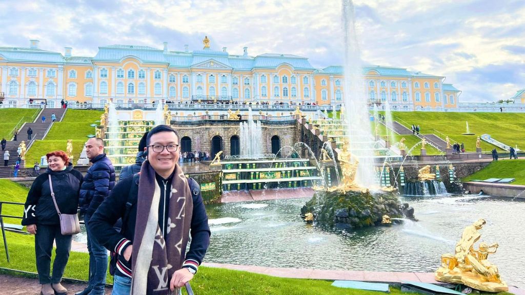 Du khách chụp ảnh bên đài phun nước lộng lẫy