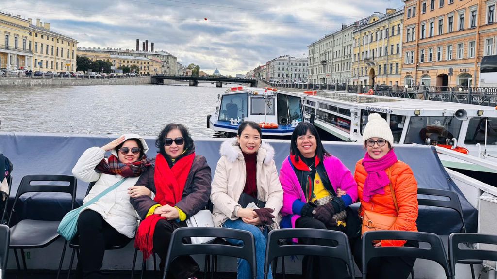 Du ngoạn trên sông Neva ngắm nhìn toàn cảnh St Petersburg
