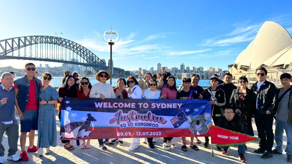 Đoàn khách chụp ảnh tại cảng Darling Harbour nổi tiếng trong tour Úc 5N4Đ