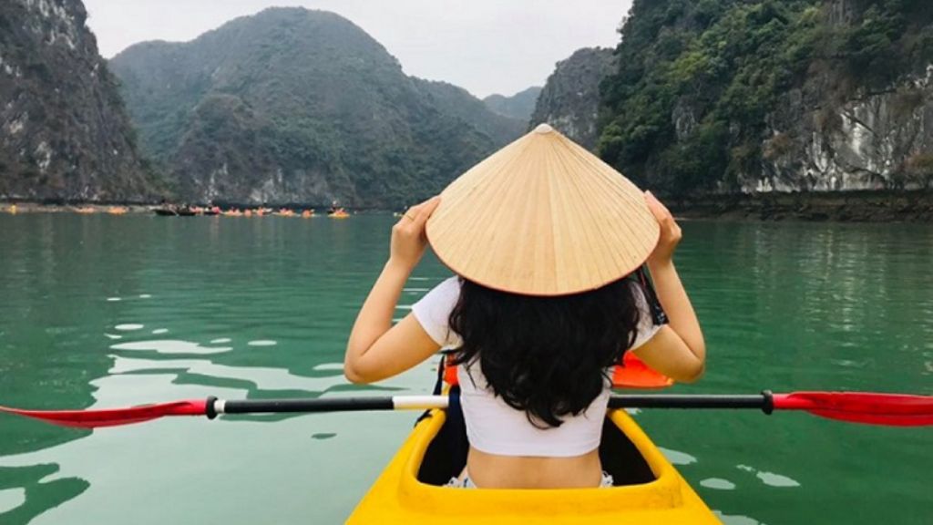 Chèo thuyền kayak khám phá hang trong tour du lịch Hạ Long