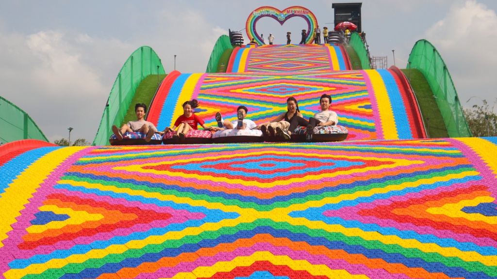Mango Beach trải nghiệm đường trượt phao khô