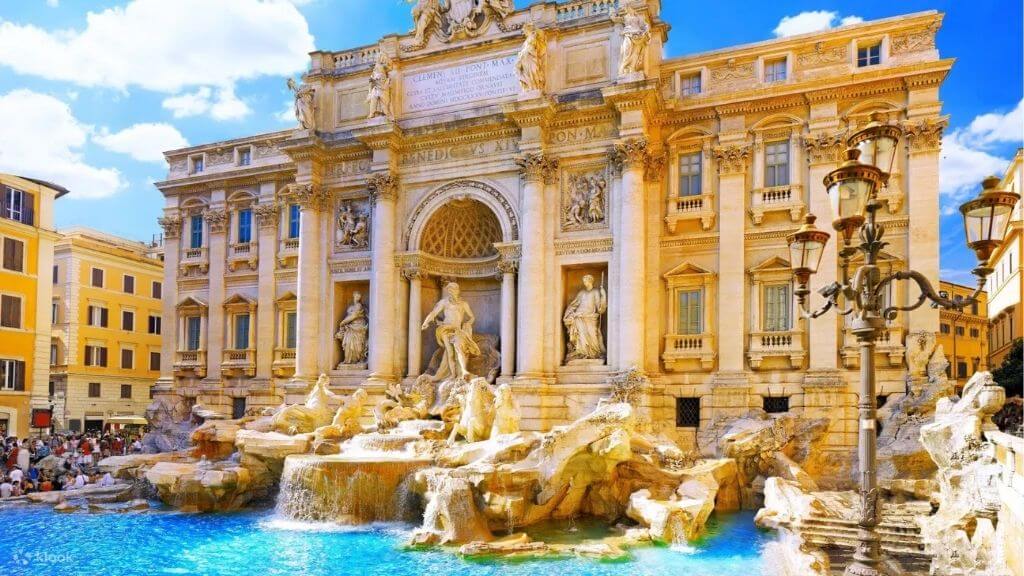Quảng trường và đài phun nước Trevi - là đài phun nước lớn nhất tại Ý
