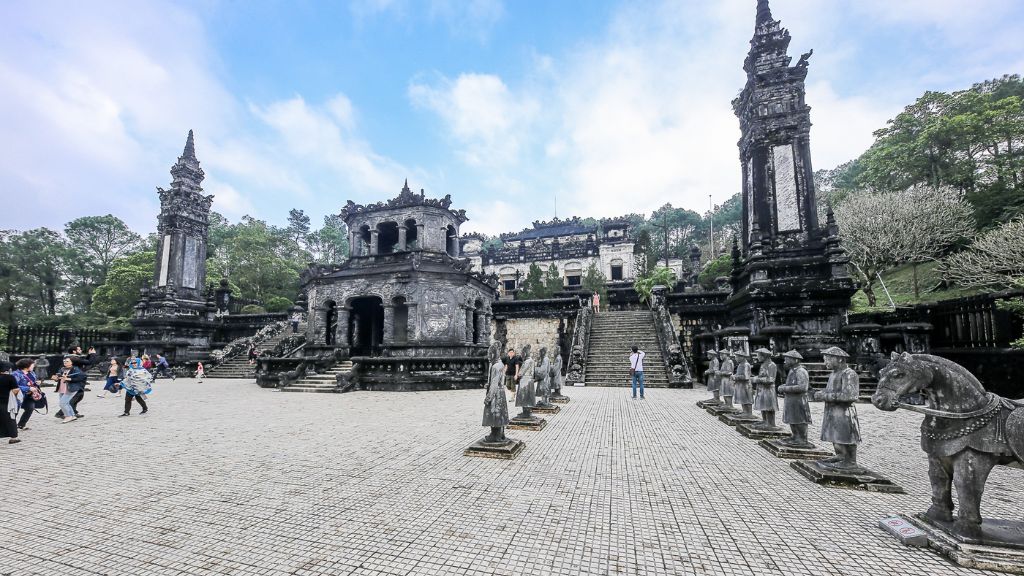 Quang cảnh lăng vua Khải Định trong ngày
