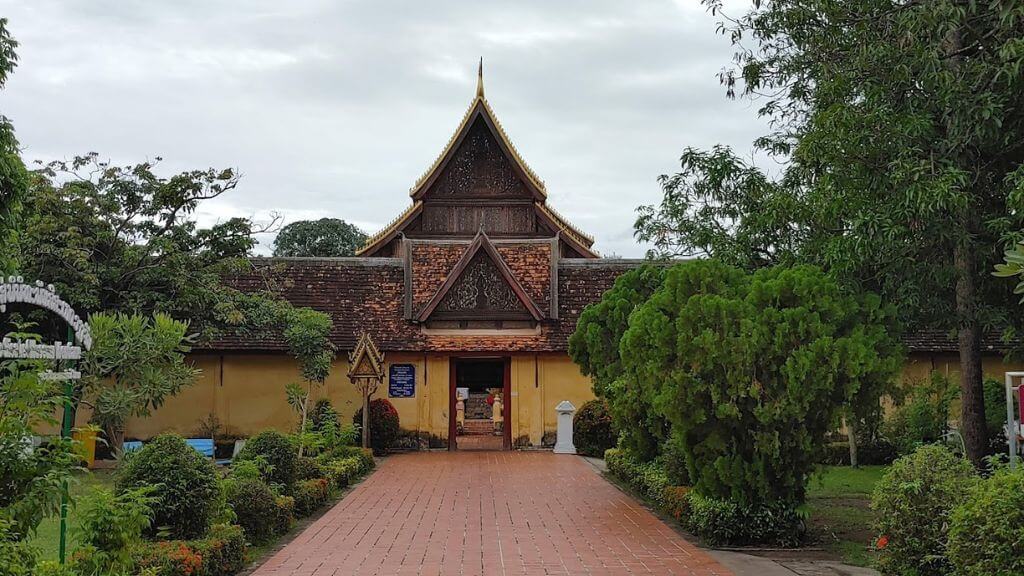 Ngôi chùa hiện lên uy nghiêm với mái ngói cong vút, được chạm khắc tinh xảo theo kiến trúc truyền thống Lào