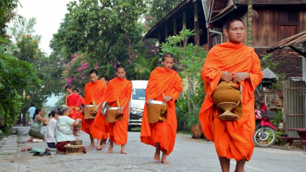 Du khách xem Tắt-Bạt