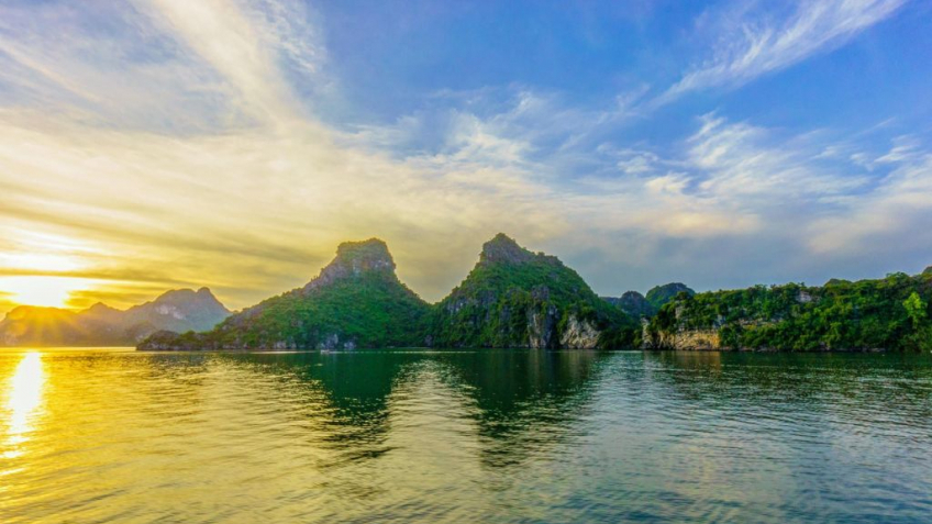 Tour Du Thuyền Hạ Long 5 Sao 2 Ngày 1 Đêm | Nghỉ Dưỡng Trên Vịnh Hạ Long