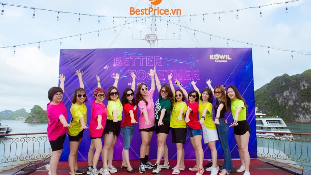 Đoàn du lịch của Vietpower trong tour du lịch Hạ Long