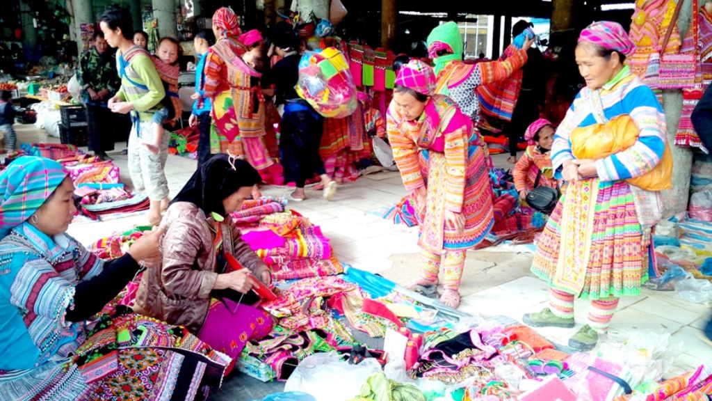 Du khách mua sắm tại chợ phiên Đồng Văn