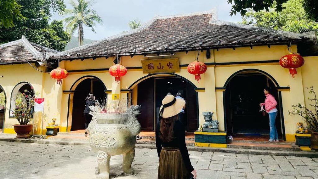 Du khách tham quan Miếu bà Phi Yến