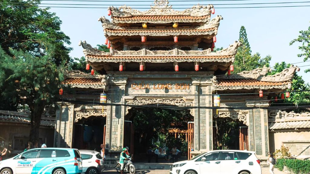 Chùa Long Sơn được biết tới là ngôi cổ tự lâu đời tại Nha Trang