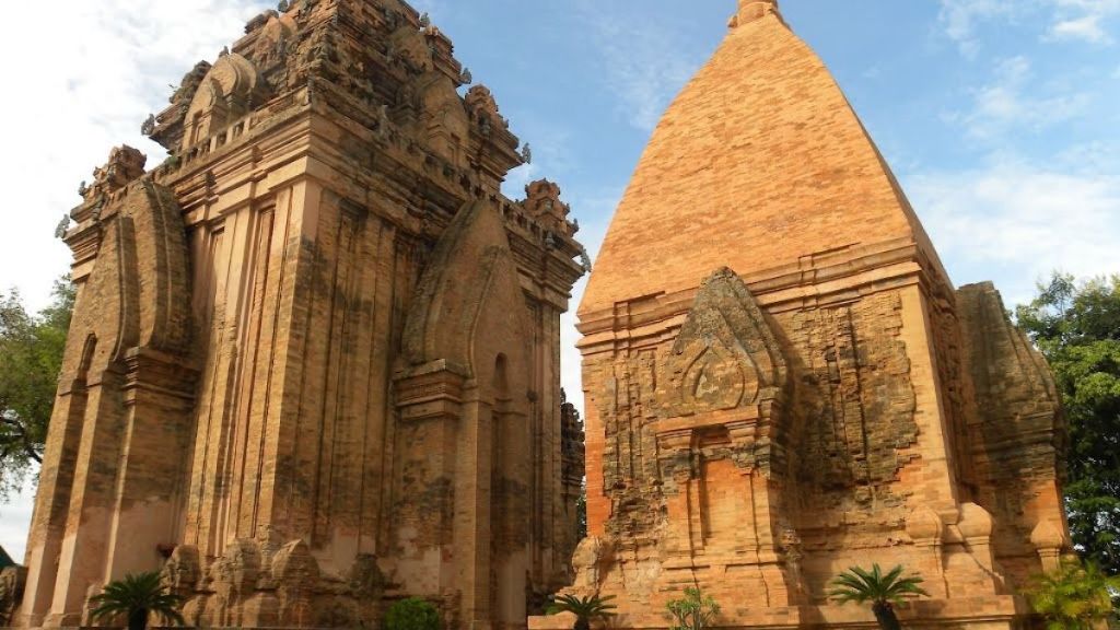 Tháp Bà Ponagar một công trình kiến trúc cổ của người Chăm