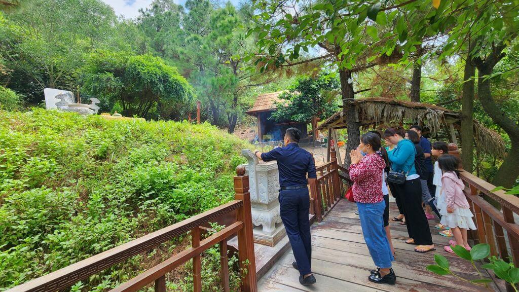 Viếng mộ Đại tướng Võ Nguyên Giáp trong tour du lịch Quảng Bình