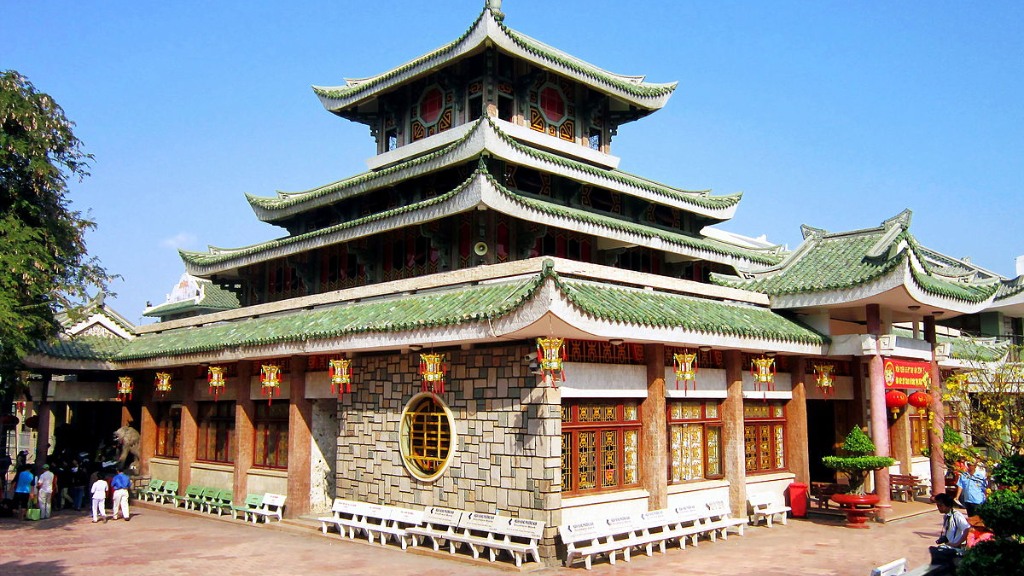 Miếu Bà Chúa Xứ tọa lạc dưới chân núi Sam