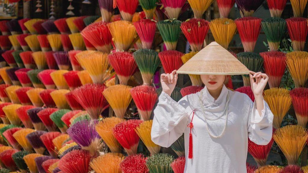 Tham quan làng hương và nón là khi đến Huế