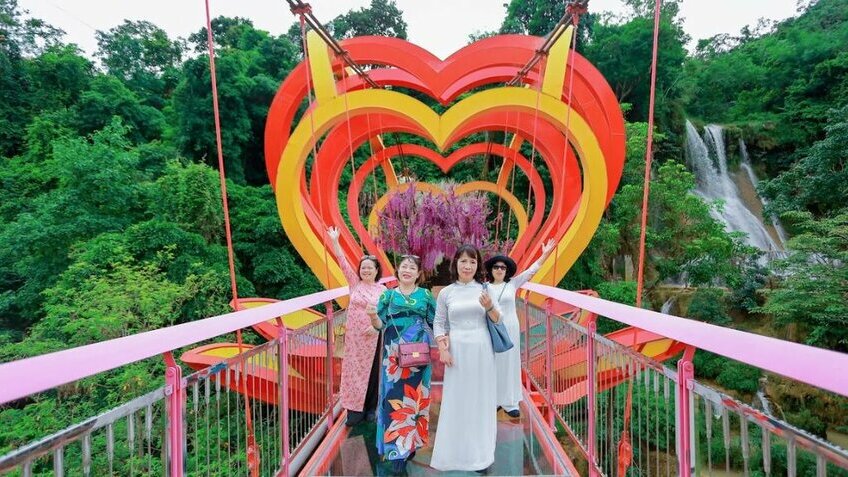 Tour Mai Châu Mộc Châu Cầu Kính Bạch Long 2 Ngày 1 Đêm | Khám Phá Tây Bắc Cùng Vietpower