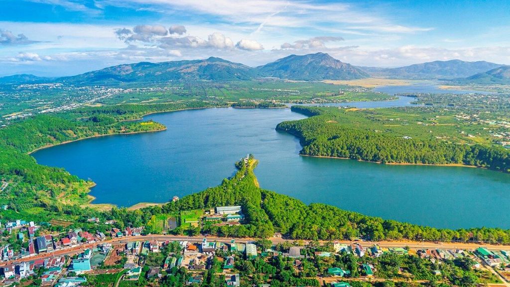 Biển hồ T'nưng được ví như đôi mắt ngọc của Pleiku