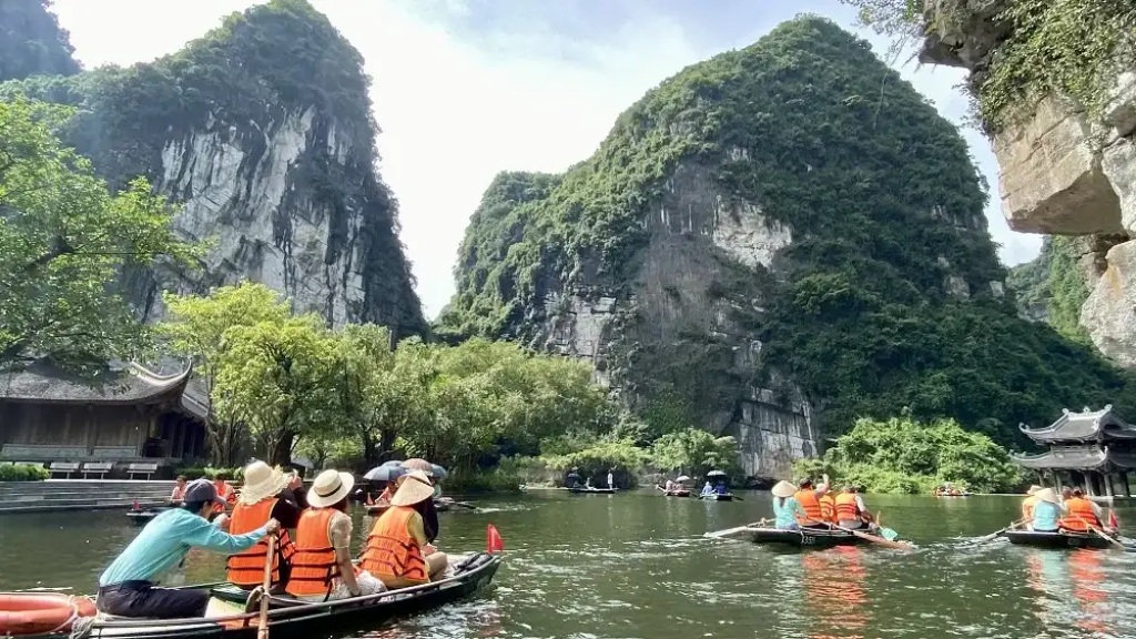 Thăm quan quần thể danh thắng Tràng An Ninh Bình chỉ có trong tour miền Bắc