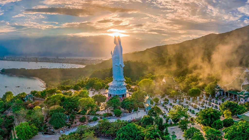 Đoàn tham quan Chùa Linh Ứng Sơn Trà