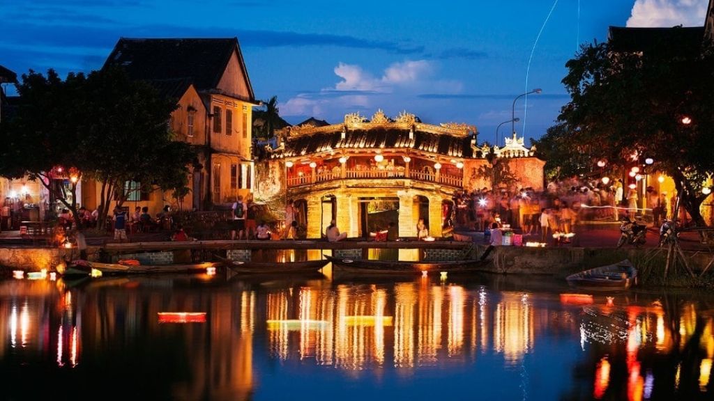 Phố cổ Hội An rực rỡ khi lên đèn