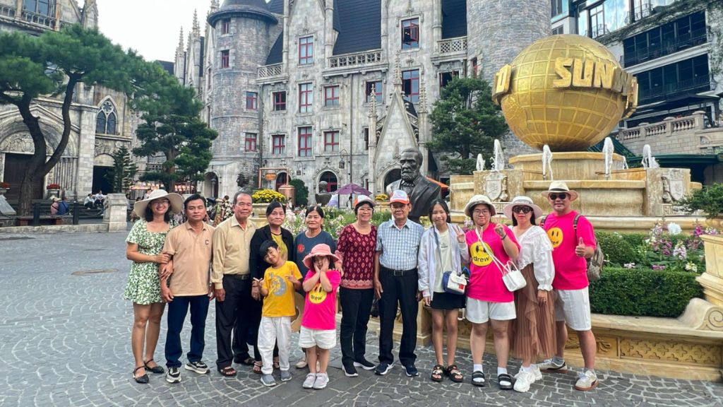 Đoàn khách check in tại Bà Nà Hills trong tour du lịch miền Trung