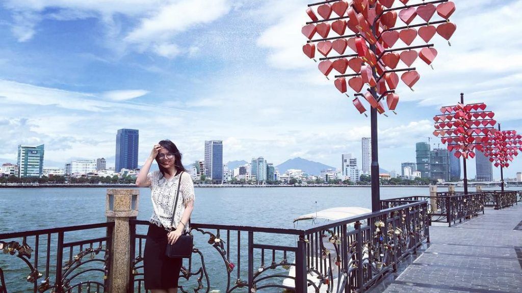 Ngắm cảnh từ cầu Tình yêu Đà Nẵng