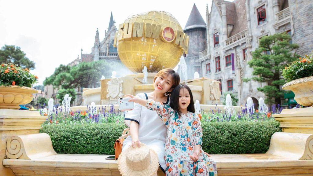 Du khách check in trên đỉnh Bà Nà