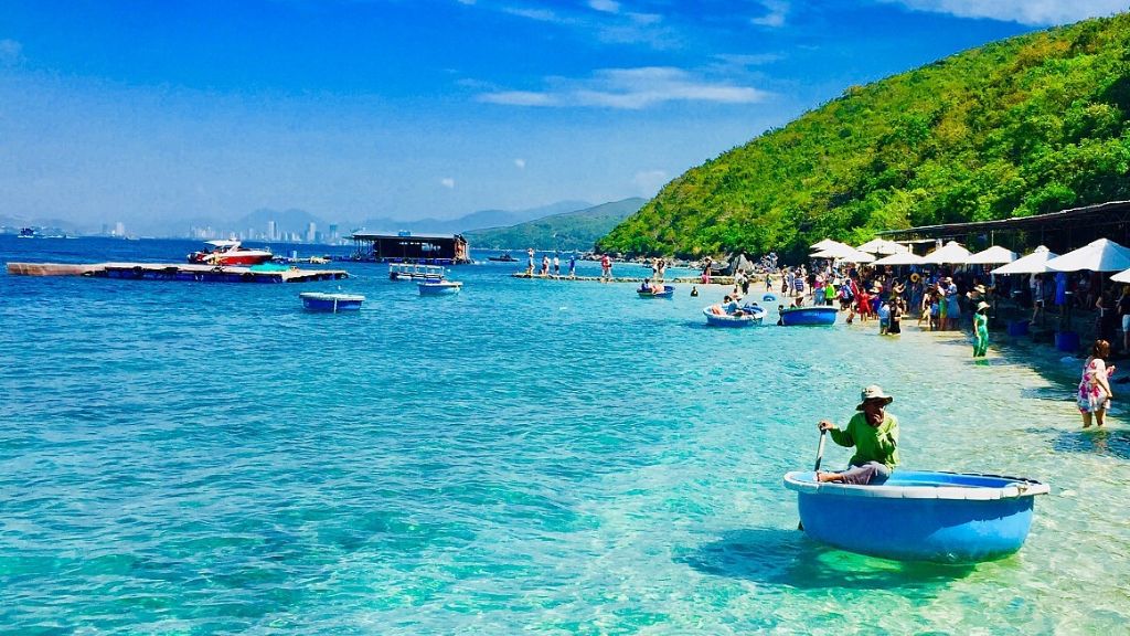 Bãi Tranh với làn nước biển trong xanh