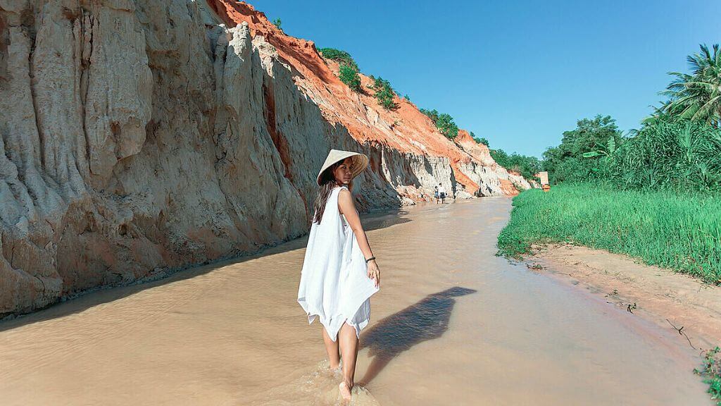 Trải nghiệm ngâm chân với dòng nước mát lạnh ở Suối Tiên