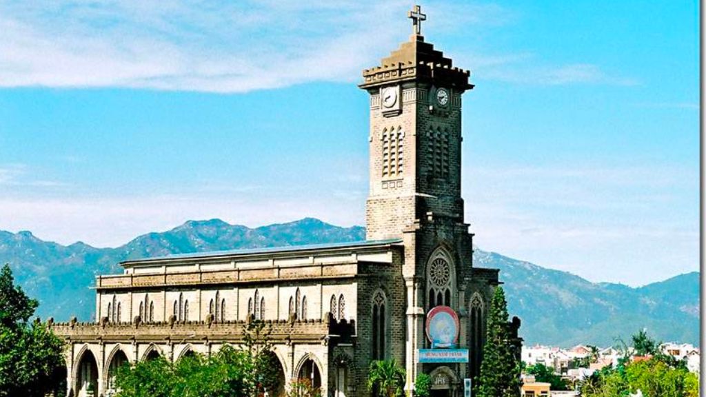 Nhà thờ Chánh toà Nha Trang phong cách Gothic Phục Hưng