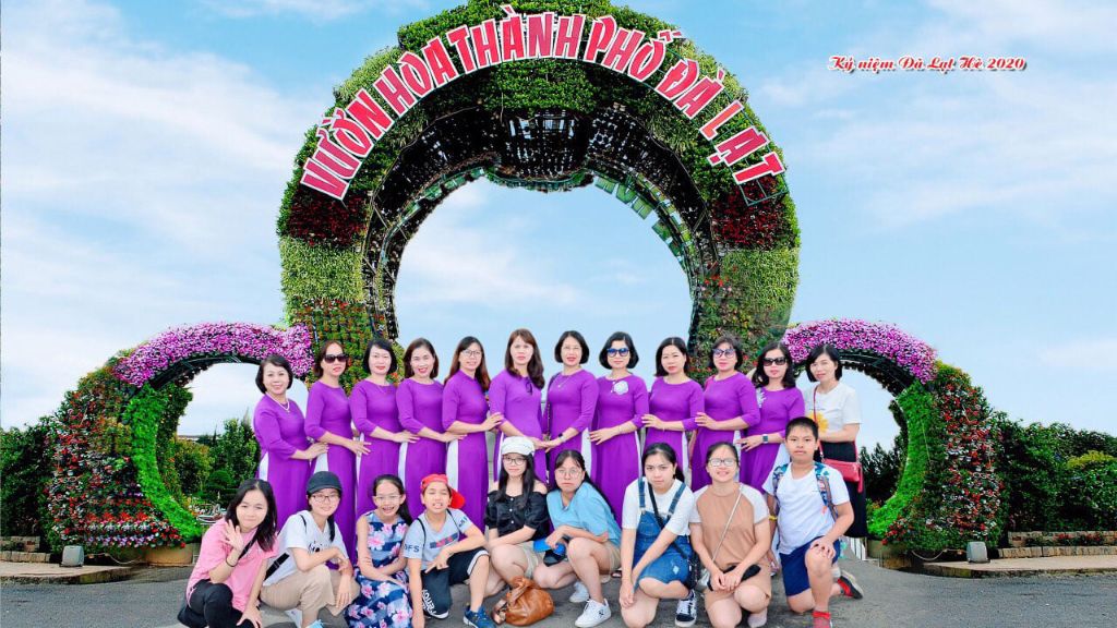 Đoàn du lịch Nha Trang Đà Lạt chụp ảnh kỉ niệm cùng nhau