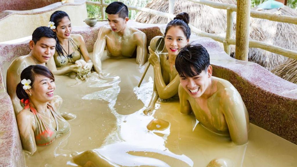 Trải nghiệm tắm bùn khoáng tại suối nước nóng tháp Bà