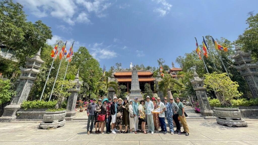 Tham quan chùa Long Sơn trong tour du lịch Nha Trang 2 ngày 1 đêm