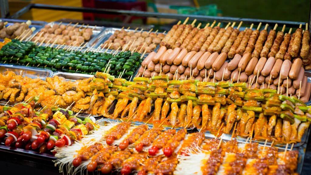 Ăn vặt tại chợ đêm Nha Trang