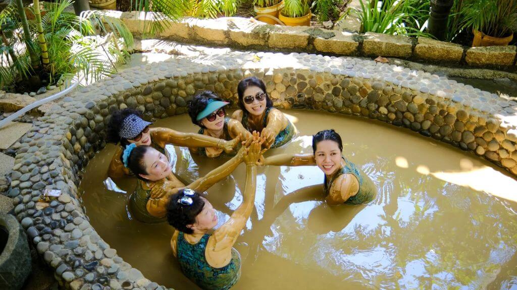 Quý khách trải nghiệm tắm bùn khoáng tại khu du lịch suối khoáng nóng